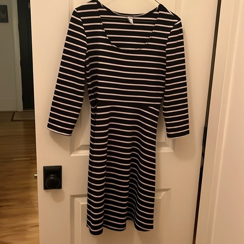 ❤️6 for 20 ❤️  Old Navy black white striped knit Dress size SP